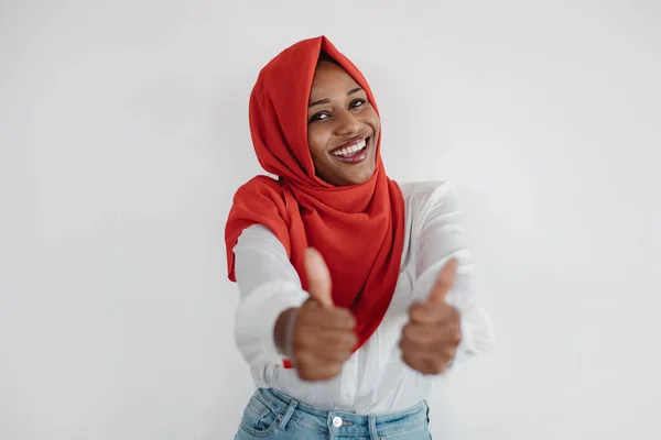 Podoba Się Szczęśliwa Czarna Dama Hidżabie Gestykulująca Kciukami Góry Uśmiechająca — Zdjęcie stockowe