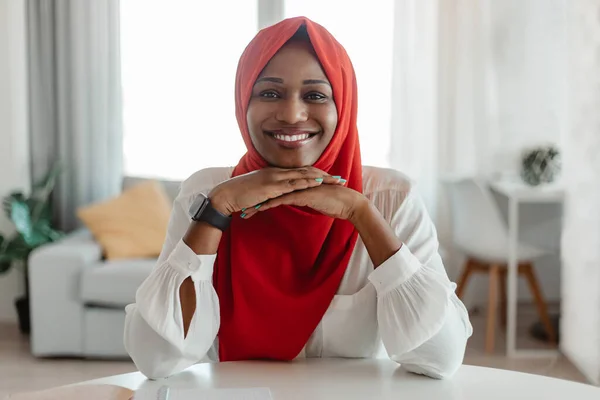 Πορτρέτο Του Ευτυχισμένη Μαύρη Μουσουλμάνα Κυρία Casual Στολή Και Hijab — Φωτογραφία Αρχείου