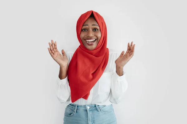 Proszę Zaskoczony Czarny Muzułmanin Kobieta Otworzyła Usta Zdumieniu Rozkładając Ręce — Zdjęcie stockowe
