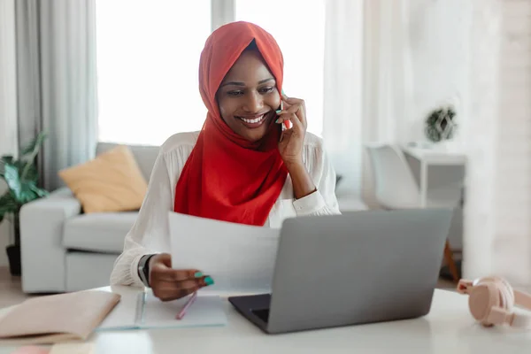 Positif Siyahi Müslüman Kadını Ofisinde Çalışıyor Elinde Belgeler Tutuyor Telefon — Stok fotoğraf
