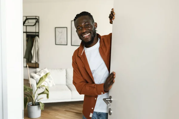 Χαρούμενος Αφροαμερικάνος Ανοίγει Την Πόρτα Και Χαμογελάει Στην Κάμερα Στέκεται — Φωτογραφία Αρχείου