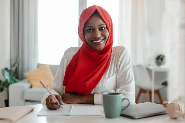 Pozitív Fekete Muszlim Független Vállalkozó Workdesk Laptoppal Egy Csésze Kávét — Stock Fotó