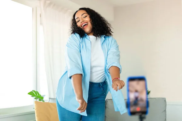 Moderne Bloggen Happy Black Vrouwelijke Blogger Het Maken Van Video — Stockfoto