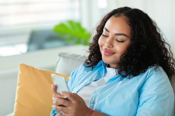 Übergewichtige Schwarze Frau Mit Handy Kommuniziert Sms Auf Der Couch — Stockfoto