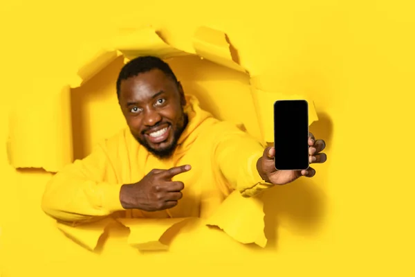 Портрет Щасливого Африканського Американця Який Показує Мобільний Телефон Порожнім Дисплеєм — стокове фото