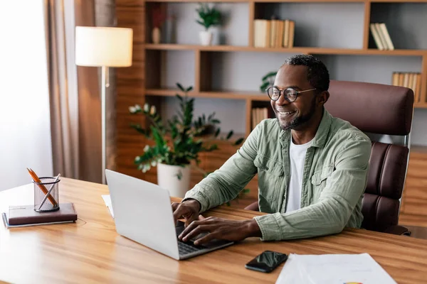 Neşeli Kendinden Emin Gözlüklü Afro Amerikan Adamı Ofis Içi Bilgisayarla — Stok fotoğraf