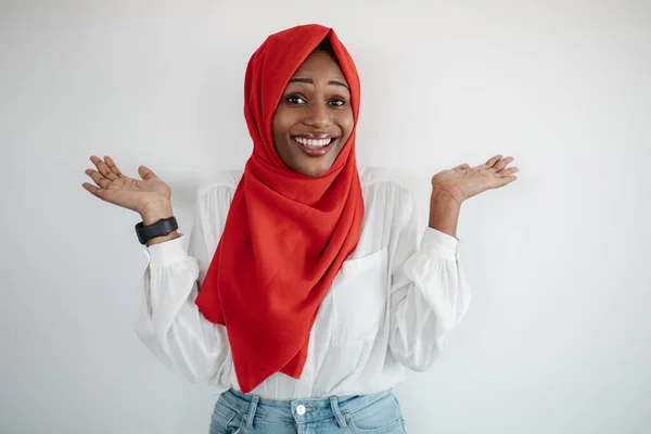 Στούντιο Πλάνο Του Ευτυχισμένη Μαύρη Μουσουλμάνα Γυναίκα Εξάπλωση Παλάμες Σηκώνοντας — Φωτογραφία Αρχείου