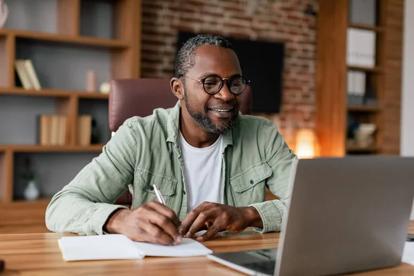 Sorridente Uomo Afroamericano Mezza Età Occhiali Casual Lavoro Sul Computer — Foto Stock