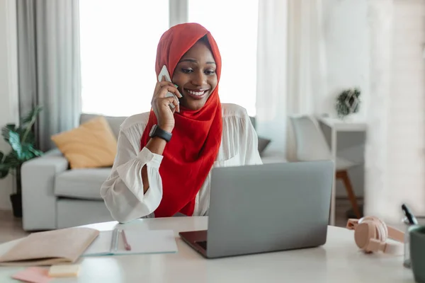 Boldog Afro Amerikai Piros Hidzsáb Dolgozik Laptop Otthoni Irodában Nézi — Stock Fotó