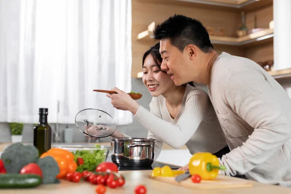 Famille Coréenne Excitée Jeune Femme Mari Âge Moyen Cuisiner Ensemble — Photo