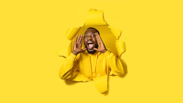 Asombrosos Gritos Hombre Negro Emocional Fondo Papel Amarillo Roto Gritando —  Fotos de Stock