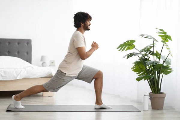 Sportowy Kręcony Młody Hindus Odzieży Sportowej Ćwiczący Stojący Macie Fitness — Zdjęcie stockowe