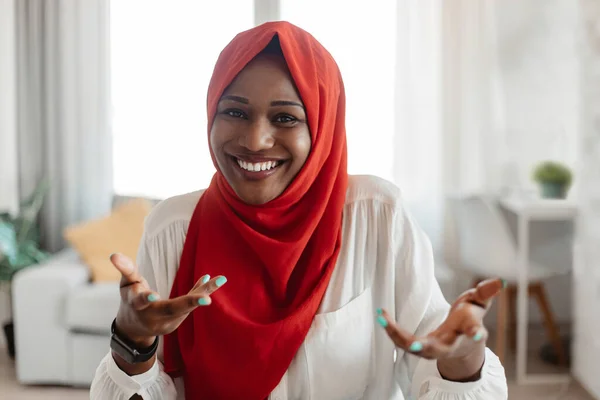 Feliz Dama Negra Hijab Hablando Mirando Cámara Haciendo Gestos Comunicándose — Foto de Stock