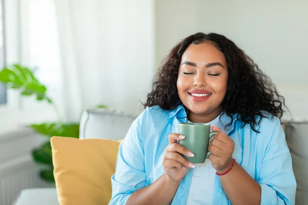 Ευτυχισμένη Μαύρη Γυναίκα Έχοντας Πρωινό Καφέ Απολαμβάνοντας Γεύση Ποζάροντας Μάτια — Φωτογραφία Αρχείου