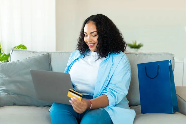 Siyah Kadın Alıcı Nternetten Laptop Kredi Kartı Alma Oturan Web — Stok fotoğraf