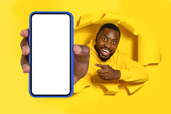 Recomendação Homem Negro Segurando Smartphone Grande Com Tela Branca Branco — Fotografia de Stock