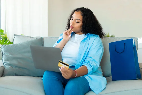 Bedachtzame Afro Amerikaanse Dame Winkelen Online Laptop Creditcard Denken Nieuwe — Stockfoto