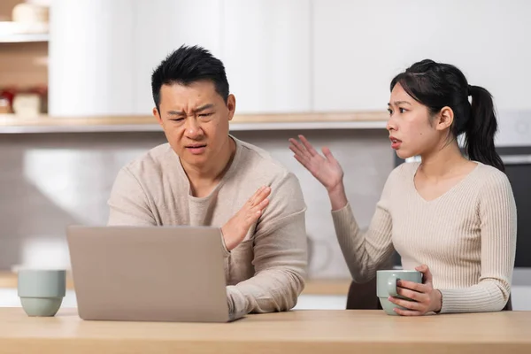 Злая Молодая Азиатка Кричит Своего Раздраженного Мужа Помощью Ноутбука Китаянка — стоковое фото
