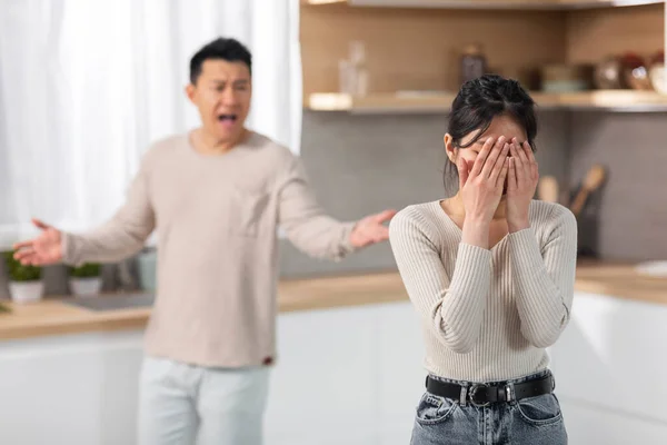 Emocional Asiático Casal Tendo Luta Casa Irritado Jovem Asiático Marido — Fotografia de Stock