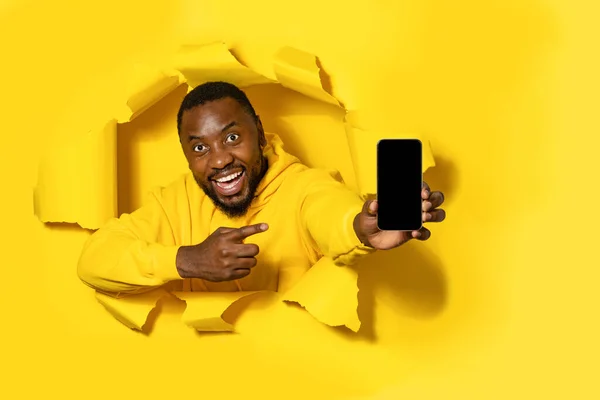Hombre Negro Excitado Mostrando Teléfono Celular Con Pantalla Blanco Apuntando —  Fotos de Stock