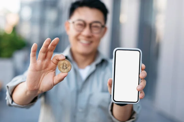 Aplicación Criptomoneda Hombre Negocios Asiático Mostrando Bitcoin Oro Teléfono Inteligente — Foto de Stock