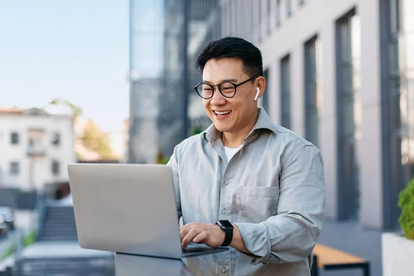 Confiante Coreano Média Idade Empresário Vídeo Chamando Laptop Livre Perto — Fotografia de Stock