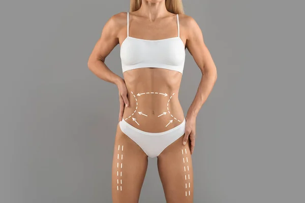 Vücut Şekillendirme Konsepti Çamaşırlı Zayıf Bir Kadın Gövdesini Kaldırıyor Gri — Stok fotoğraf