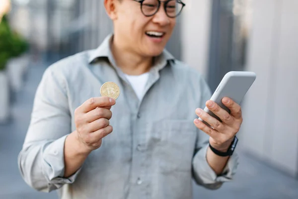 Comercio Línea Feliz Hombre Asiático Sosteniendo Bitcoin Oro Teléfono Inteligente — Foto de Stock