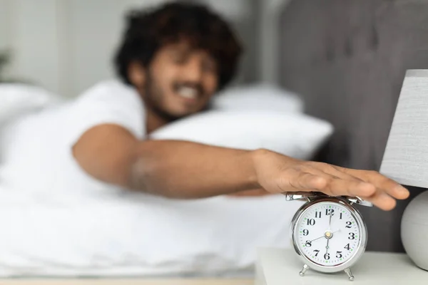 Sininho Irritante Jovem Pele Escura Desligando Despertador Acordando Manhã Foco — Fotografia de Stock