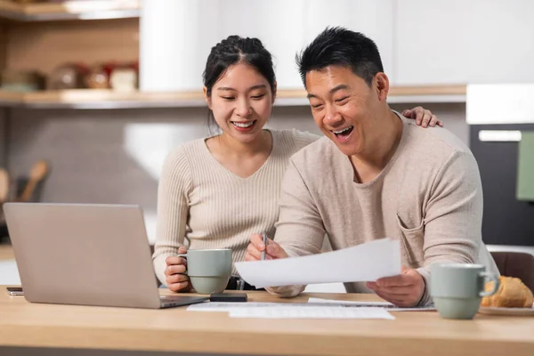 Ευτυχισμένο Ζευγάρι Ασιατών Που Πληρώνουν Λογαριασμούς Στο Διαδίκτυο Από Σπίτι — Φωτογραφία Αρχείου