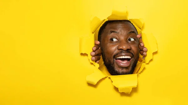 Emocionado Hombre Afroamericano Sonriendo Mirando Hacia Otro Lado Mientras Rasga —  Fotos de Stock