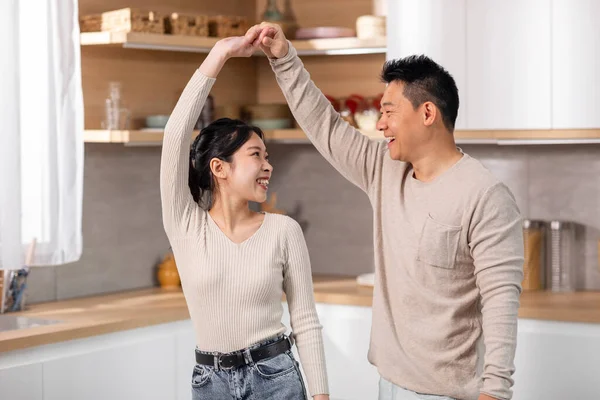 Felices Amantes Japoneses Disfrutando Del Tiempo Juntos Casa Bailando Vals — Foto de Stock