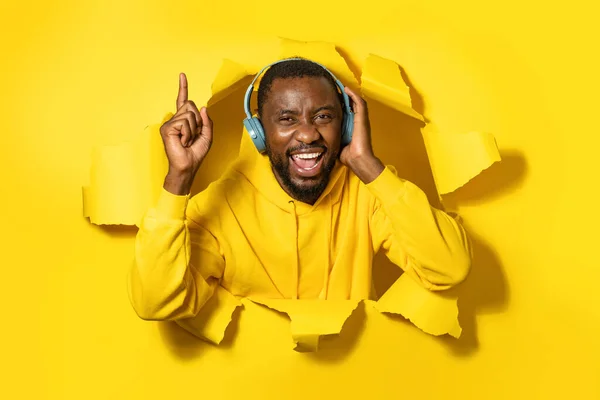 Радісний Чорний Чоловік Слухає Аудіо Через Бездротові Навушники Насолоджується Музикою — стокове фото