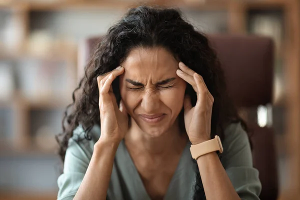 Wypalenie Przepracowanie Nieszczęśliwa Młoda Kręcona Dama Cierpiąca Migrenę Podczas Pracy — Zdjęcie stockowe