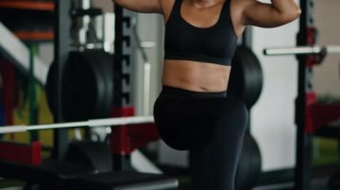 Spor vücut konsepti. Tanımlanamayan Afro-Amerikan kadının spor salonunda egzersiz yaparken, esneklik, yavaş çekim, boş alan...