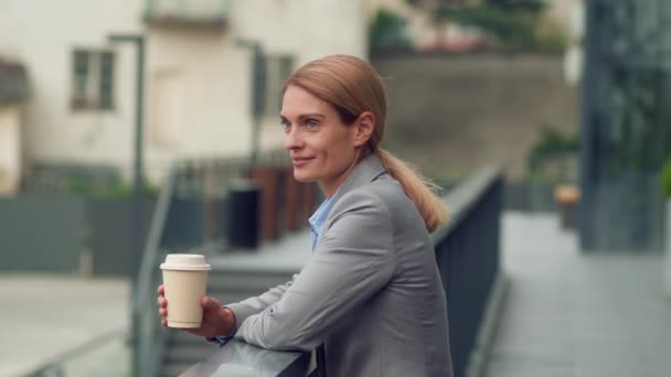 Relájese Después Jornada Laboral Mujer Negocios Mediana Edad Sin Preocupaciones — Vídeos de Stock