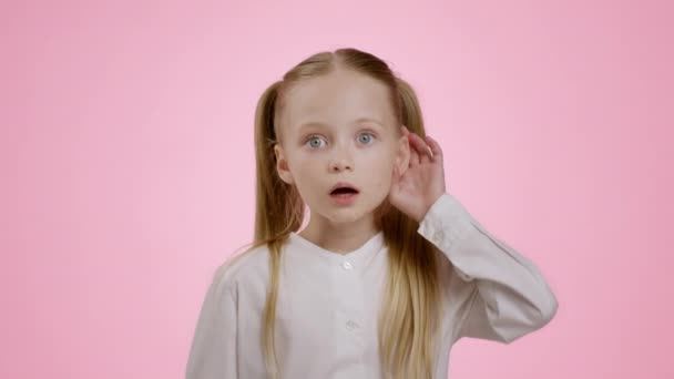 Szokujące Rozmowy Dorosłych Close Portret Ogłuszonej Dziewczynki Podsłuchując Bok Rąk — Wideo stockowe