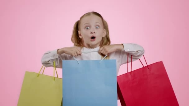 Bra Shopping För Barn Studio Porträtt Chockad Upphetsad Liten Flicka — Stockvideo