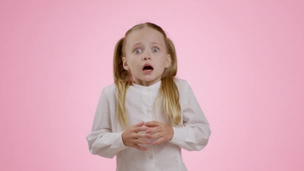 Внезапный Страх Ребенка Студийный Портрет Шокированной Маленькой Девочки Кричащей Покрывающей — стоковое видео