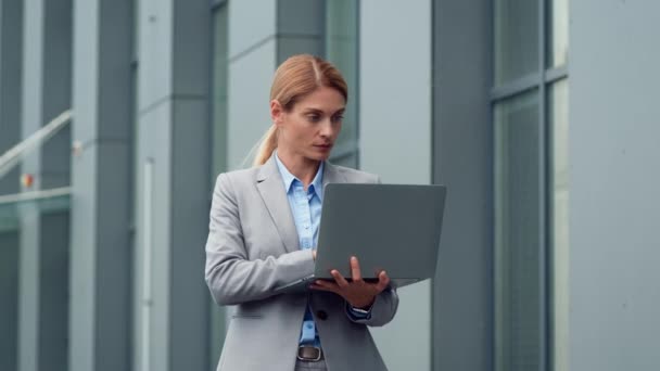 Negócios Caminho Ocupado Mulher Confiante Ceo Digitação Computador Portátil Conversando — Vídeo de Stock