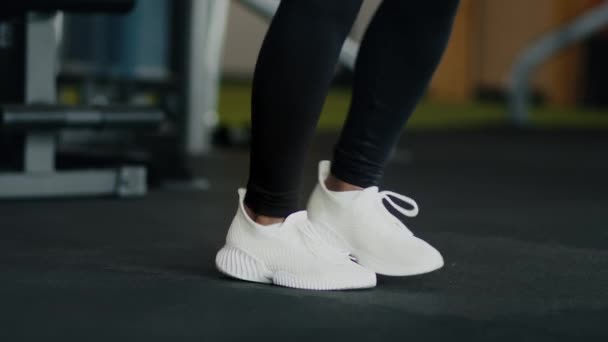 Ενεργή Προπόνηση Κοντινό Πλάνο Των Γυναικείων Ποδιών Sneakers Άλμα Στο — Αρχείο Βίντεο