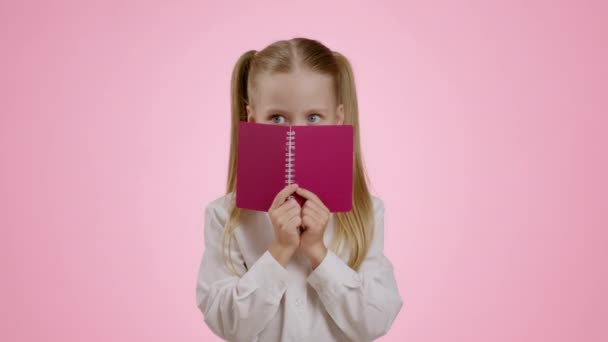 Utbildning Tillbaka Till Skolbegreppet Lekfull Liten Flicka Täcka Ansiktet Med — Stockvideo