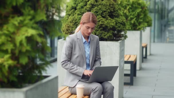 Pewna Siebie Bizneswoman Średnim Wieku Pracująca Laptopie Zewnątrz Siedząca Ławce — Wideo stockowe