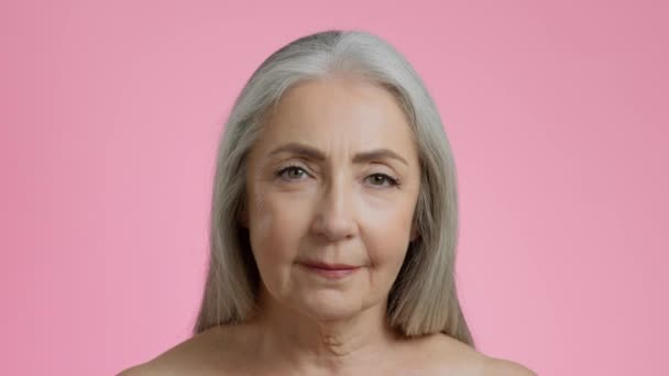 나이먹는 아름다움 카메라를 아름다운 여자의 사진을 클로즈업 분홍색 스튜디오 — 비디오