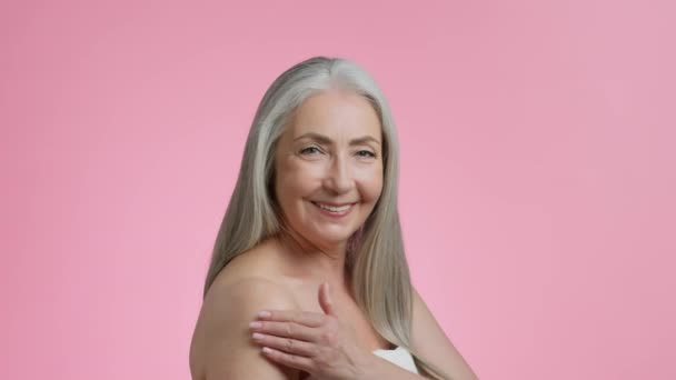 Cuidado Corporal Envejecimiento Mujer Mayor Pelo Gris Bonita Aplicando Crema — Vídeo de stock