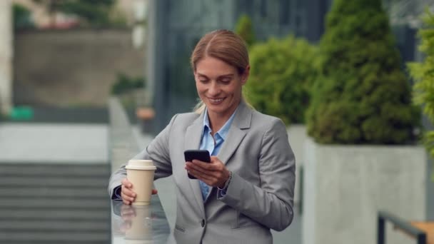 Odkryty Portret Szczęśliwej Biznesmenki Średnim Wieku Czytającej Wiadomość Smartfonie Uśmiechniętej — Wideo stockowe