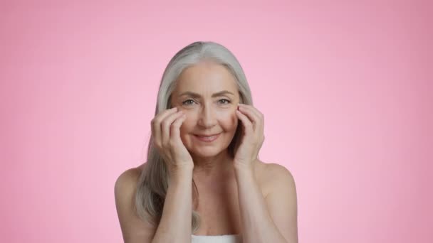 Natural Aged Beauty Studio Portrait Pretty Senior Grey Haired Lady — Stock Video