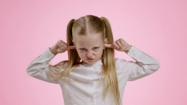 Kaprysy Dla Dzieci Portret Zrzędliwej Dziewczynki Zamykającej Uszy Palcami Trzęsącej — Wideo stockowe