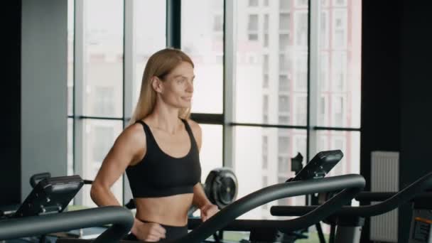 Entrenamiento Cardiovascular Retrato Una Mujer Activa Deportiva Mediana Edad Corriendo — Vídeo de stock