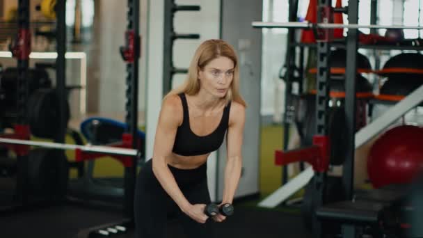 Starkes Gesundes Bodybuilding Konzentriert Fitte Dame Mittleren Alters Die Fitnessstudio — Stockvideo